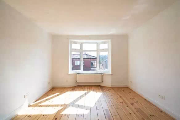 Pièce vide, propre et lumineuse après un débarras maison